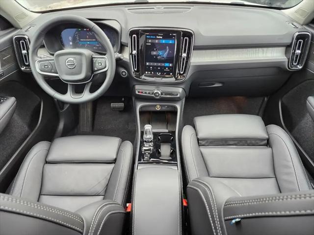 2025 Volvo XC40 B5 Ultra Bright Theme