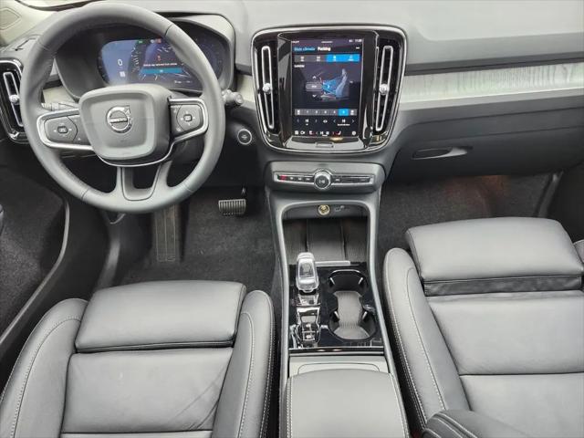 2025 Volvo XC40 B5 Ultra Bright Theme