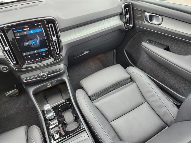 2025 Volvo XC40 B5 Ultra Bright Theme