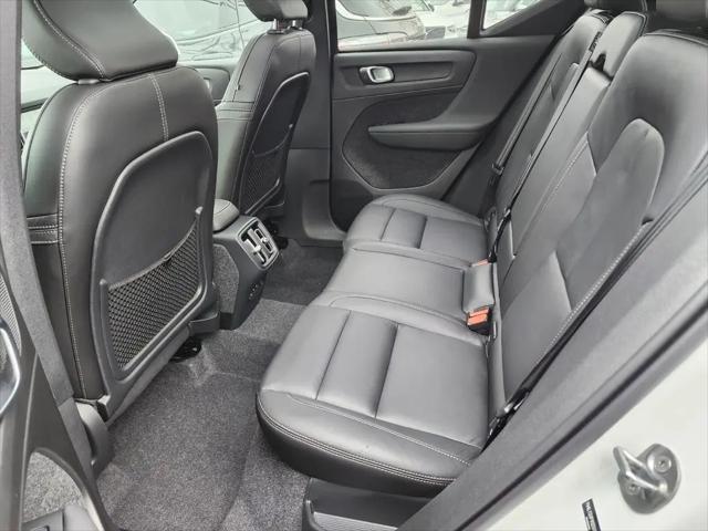 2025 Volvo XC40 B5 Ultra Bright Theme