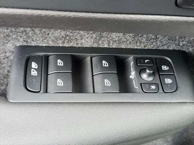 2025 Volvo XC40 B5 Ultra Bright Theme