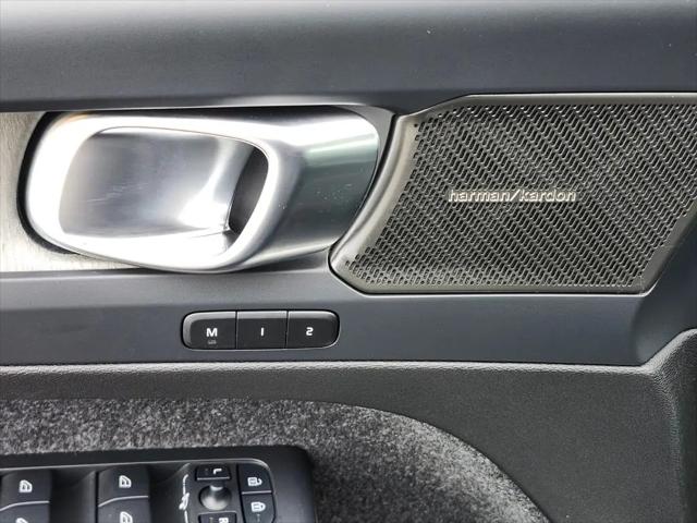 2025 Volvo XC40 B5 Ultra Bright Theme