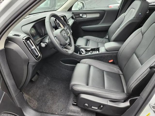 2025 Volvo XC40 B5 Ultra Bright Theme