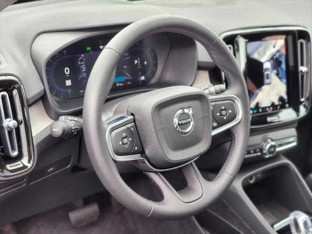 2025 Volvo XC40 B5 Ultra Bright Theme