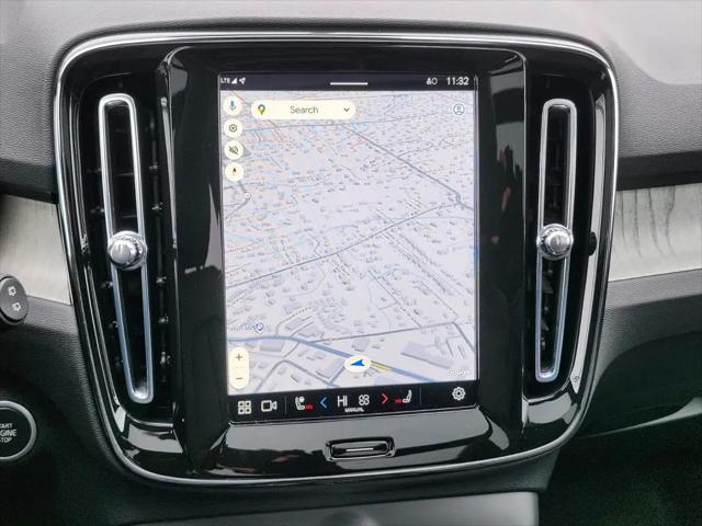 2025 Volvo XC40 B5 Ultra Bright Theme