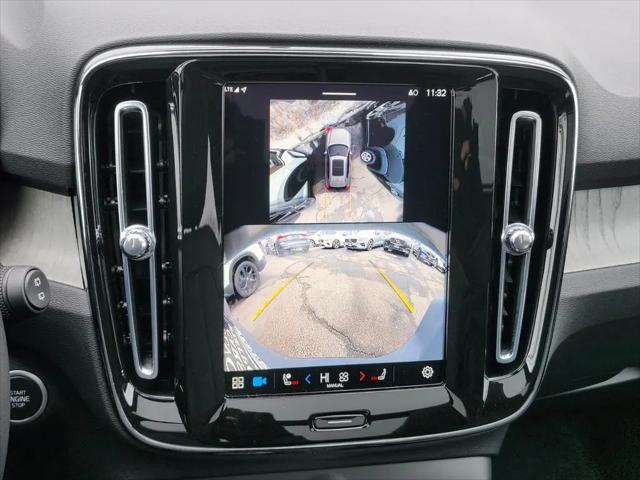 2025 Volvo XC40 B5 Ultra Bright Theme