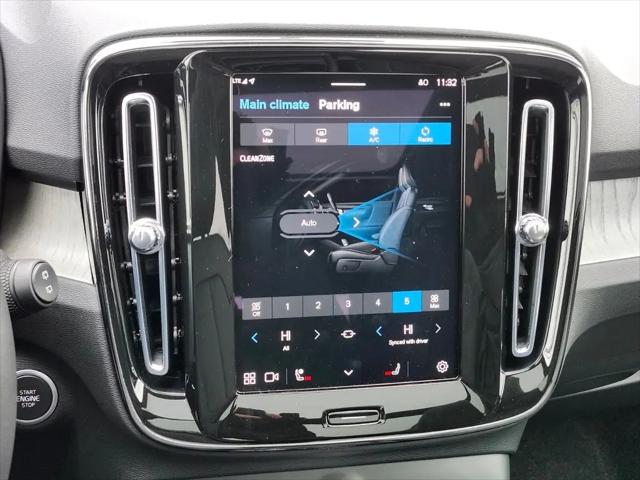 2025 Volvo XC40 B5 Ultra Bright Theme