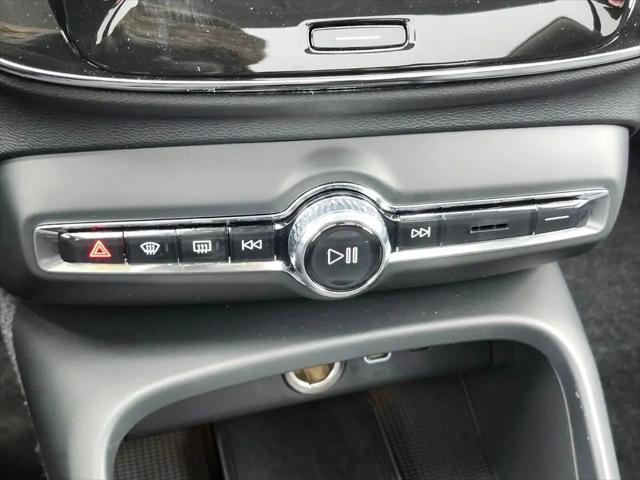 2025 Volvo XC40 B5 Ultra Bright Theme