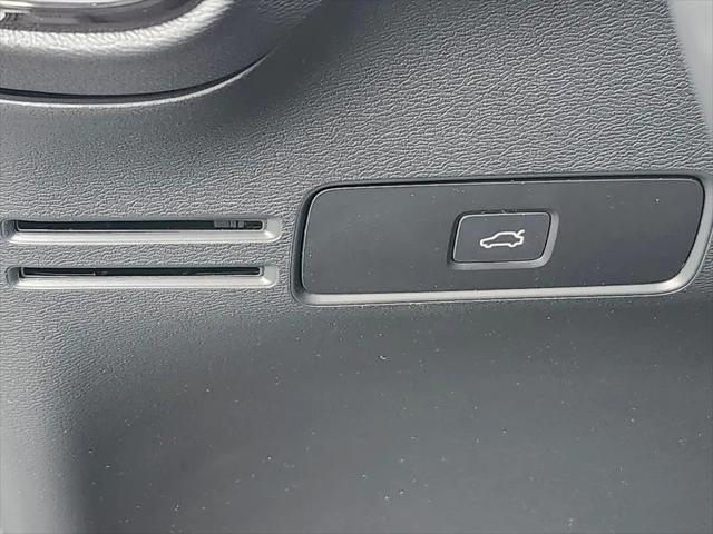 2025 Volvo XC40 B5 Ultra Bright Theme