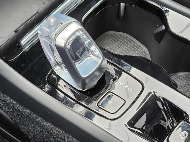 2025 Volvo XC40 B5 Ultra Bright Theme