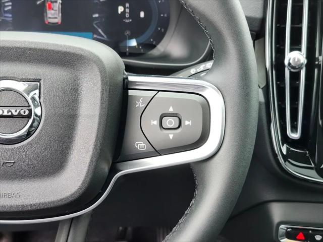 2025 Volvo XC40 B5 Ultra Bright Theme