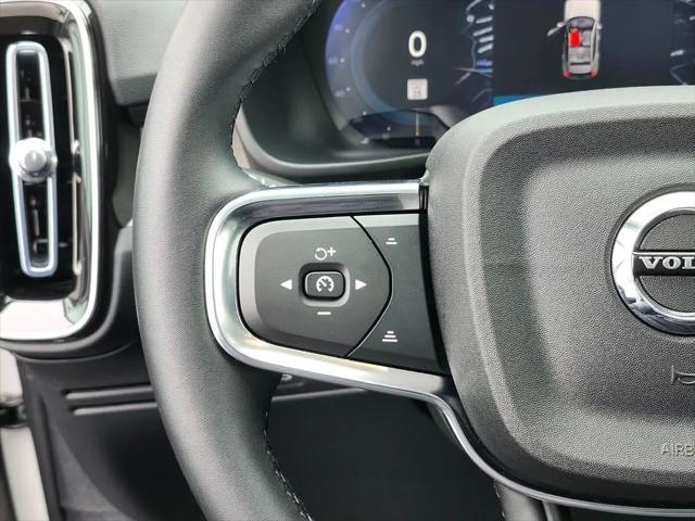 2025 Volvo XC40 B5 Ultra Bright Theme
