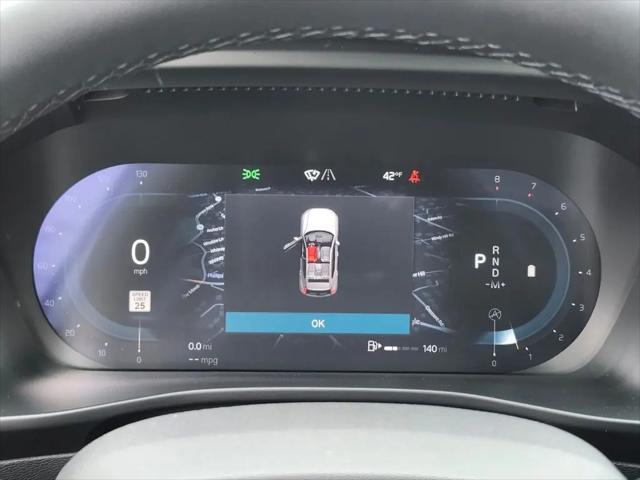 2025 Volvo XC40 B5 Ultra Bright Theme