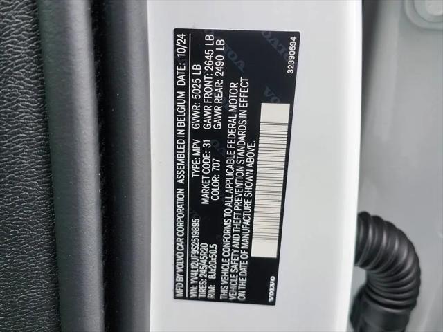 2025 Volvo XC40 B5 Ultra Bright Theme