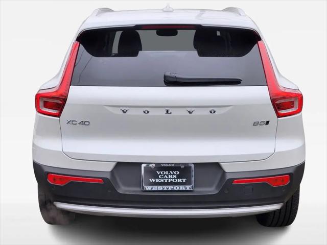 2025 Volvo XC40 B5 Ultra Bright Theme