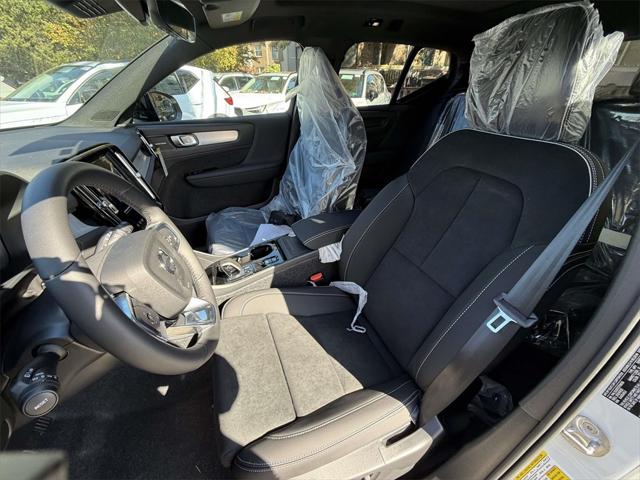 2026 Volvo XC40 Black Edition Ultra, B5 AWD Gas (mild hybrid)