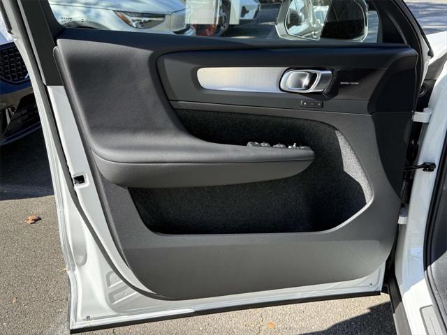 2026 Volvo XC40 Black Edition Ultra, B5 AWD Gas (mild hybrid)