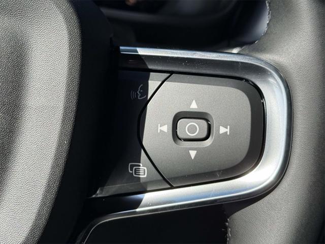 2026 Volvo XC40 Black Edition Ultra, B5 AWD Gas (mild hybrid)
