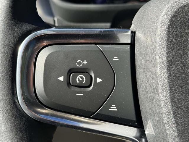 2026 Volvo XC40 Black Edition Ultra, B5 AWD Gas (mild hybrid)