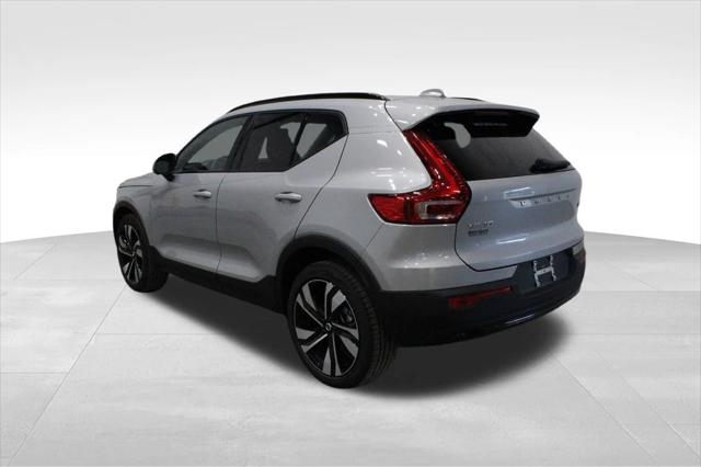 2025 Volvo XC40 B5 Plus Dark Theme