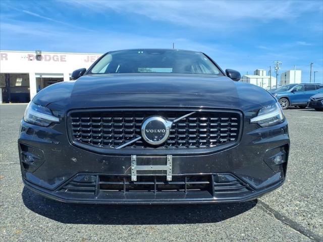 2024 Volvo S60 B5 Plus Dark Theme