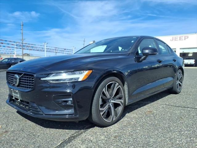 2024 Volvo S60 B5 Plus Dark Theme