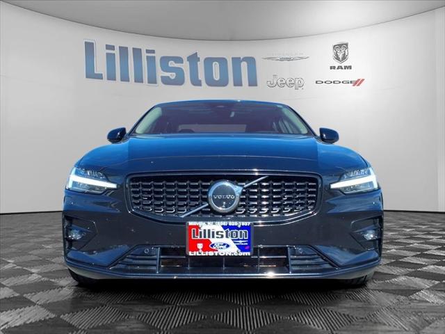 2024 Volvo S60 B5 Plus Dark Theme 2024 Volvo S60 B5 Plus Dark Theme