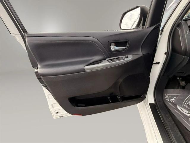 2015 Toyota Sienna SE 8 Passenger