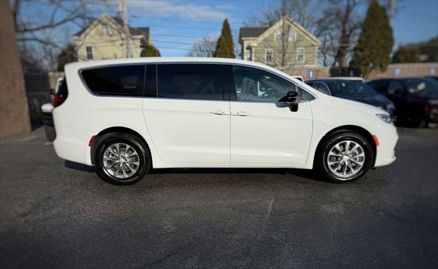 2026 Chrysler Pacifica Select AWD
