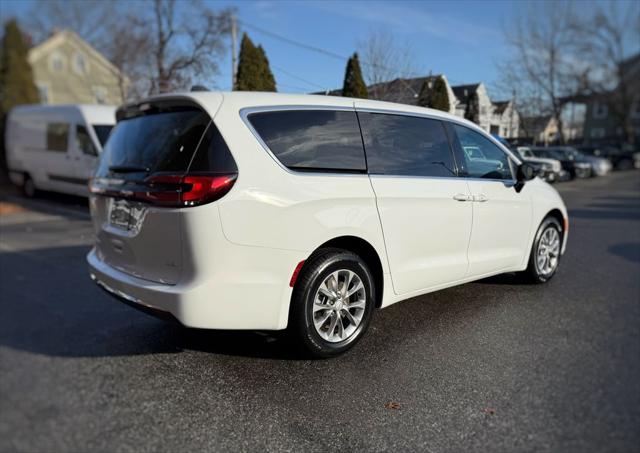 2026 Chrysler Pacifica Select AWD