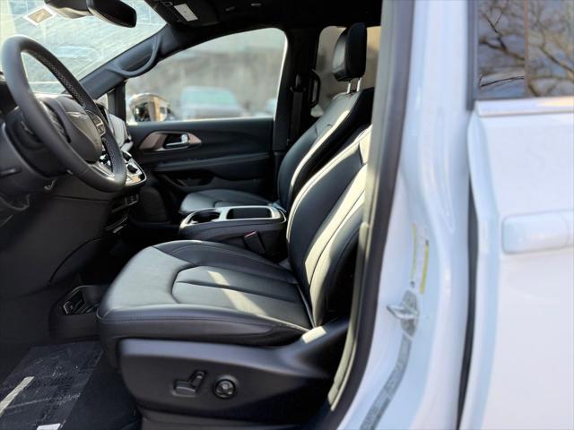 2026 Chrysler Pacifica Select AWD
