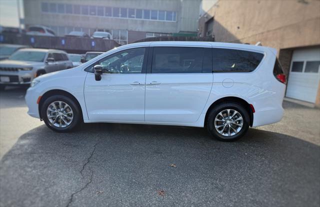 2026 Chrysler Pacifica Select AWD