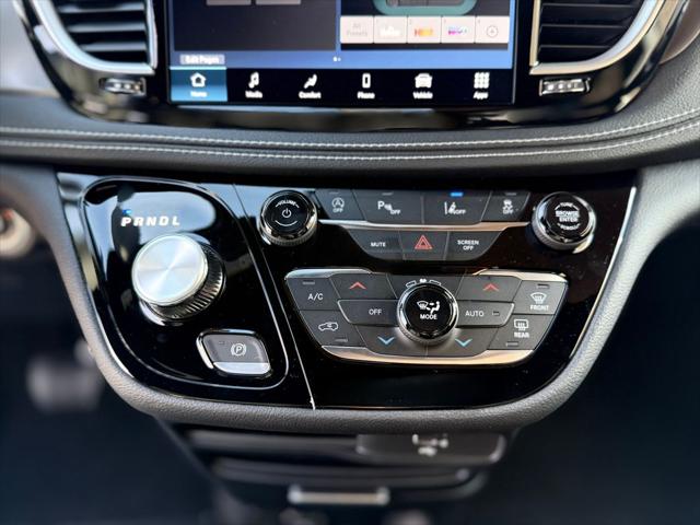 2026 Chrysler Pacifica Select AWD