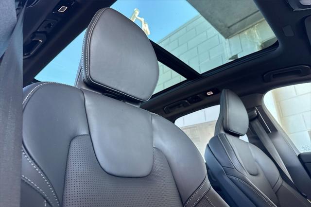 2026 Volvo XC60 B5 Ultra Black Edition