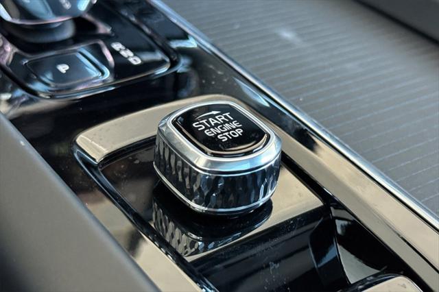 2026 Volvo XC60 B5 Ultra Black Edition