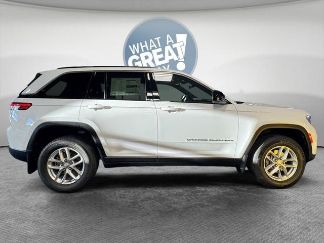 2025 Jeep Grand Cherokee GRAND CHEROKEE LAREDO X 4X4