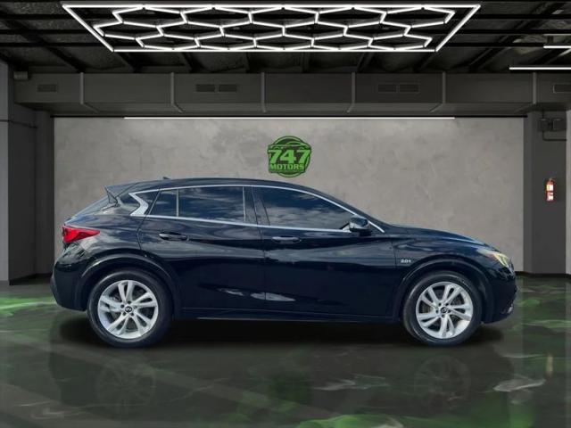 2017 INFINITI QX30 Luxury