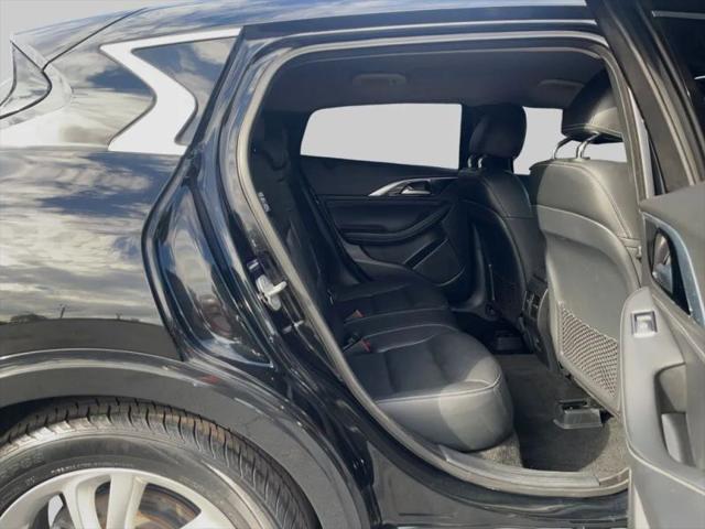 2017 INFINITI QX30 Luxury