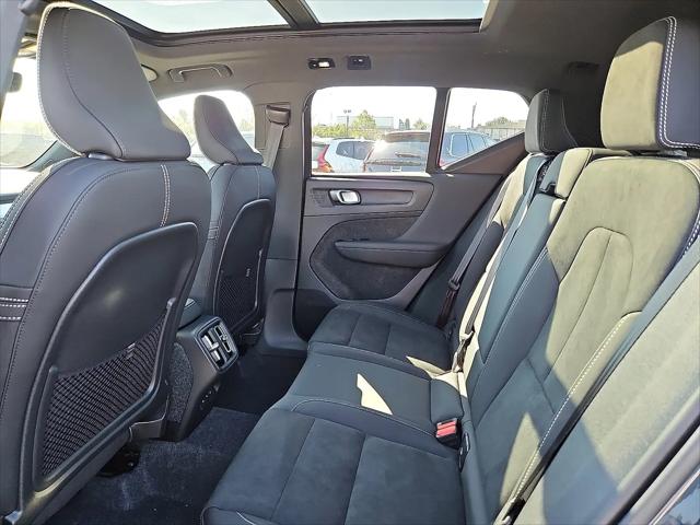 2026 Volvo XC40 Black Edition Ultra, B5 AWD Gas (mild hybrid)