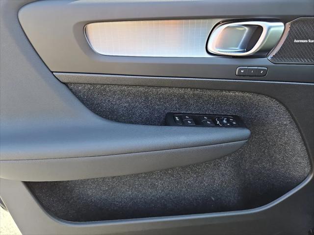 2026 Volvo XC40 Black Edition Ultra, B5 AWD Gas (mild hybrid)