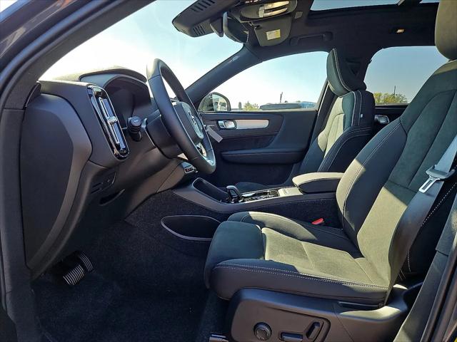 2026 Volvo XC40 Black Edition Ultra, B5 AWD Gas (mild hybrid)