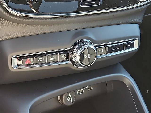 2026 Volvo XC40 Black Edition Ultra, B5 AWD Gas (mild hybrid)