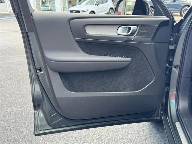 2026 Volvo XC40 Ultra, B5 AWD Gas (mild hybrid), Dark