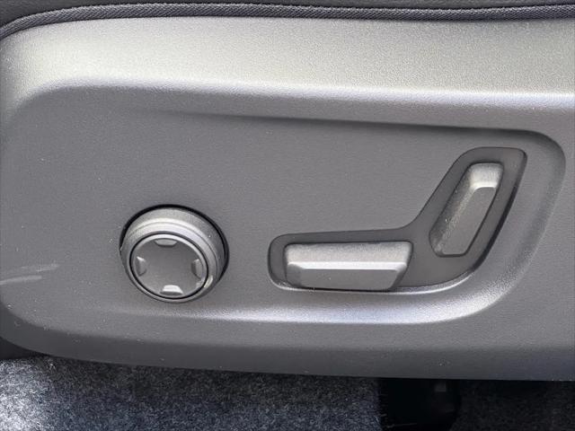 2026 Volvo XC40 Ultra, B5 AWD Gas (mild hybrid), Dark