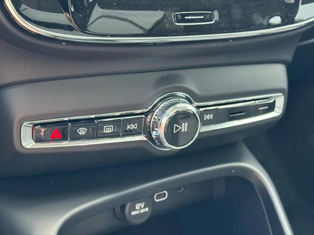 2026 Volvo XC40 Ultra, B5 AWD Gas (mild hybrid), Dark