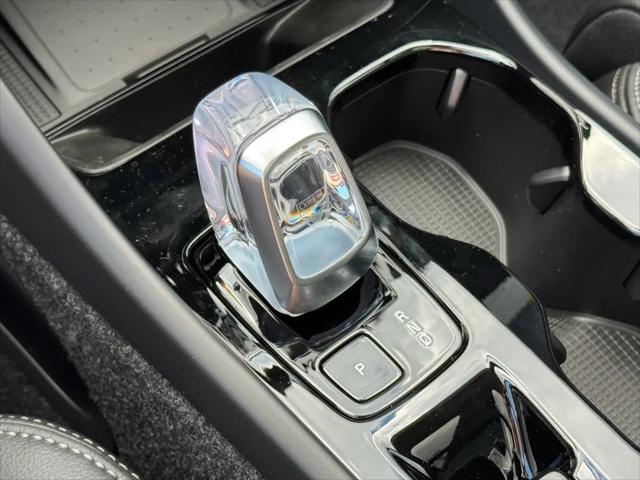 2026 Volvo XC40 Ultra, B5 AWD Gas (mild hybrid), Dark