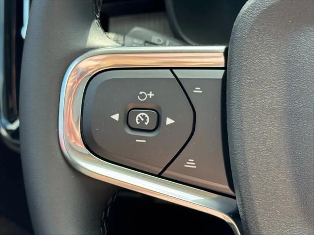 2026 Volvo XC40 Ultra, B5 AWD Gas (mild hybrid), Dark