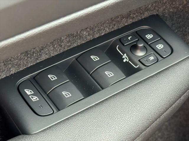 2026 Volvo XC40 Ultra, B5 AWD Gas (mild hybrid), Dark