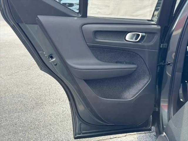2026 Volvo XC40 Ultra, B5 AWD Gas (mild hybrid), Dark
