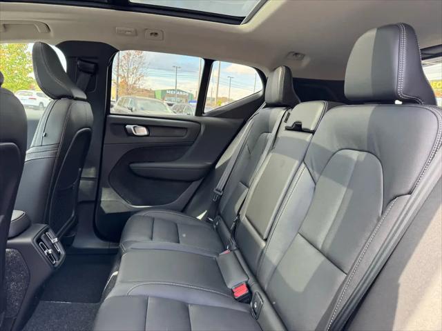 2026 Volvo XC40 Ultra, B5 AWD Gas (mild hybrid), Dark
